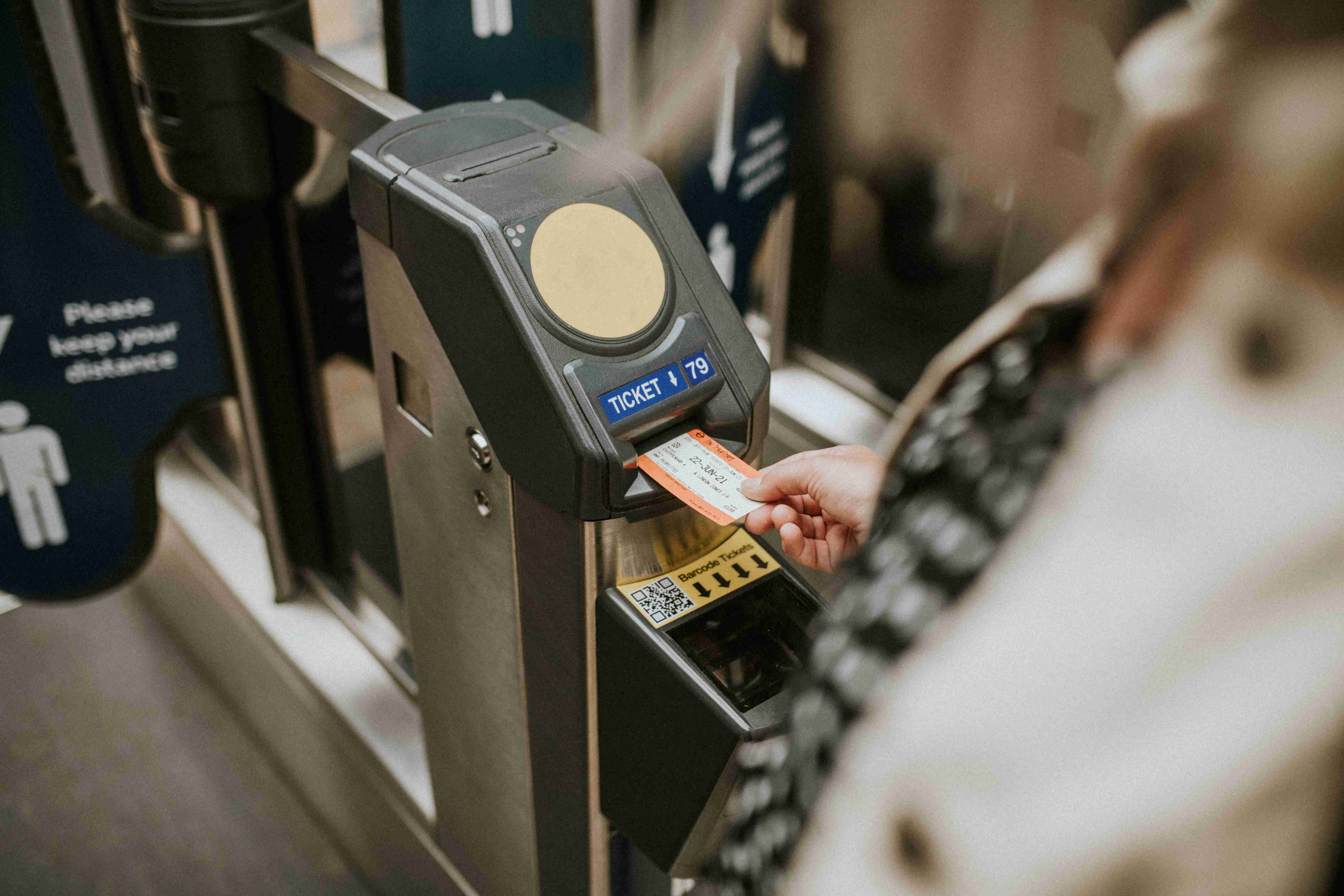 /asset/media/Feature/Article/image-stock/Pexels-Images/Random-Things/traveling/person-inserting-a-ticket-into-a-train-station-tur.jpg